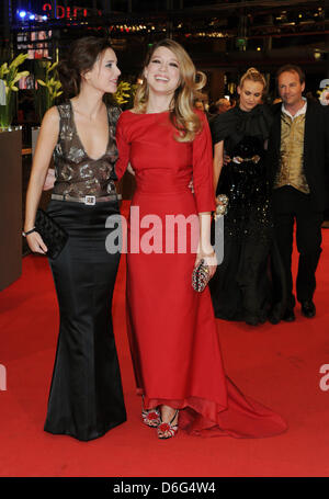 Actrices françaises Virginie Ledoyen (L-R) et Lea Seydoux, l'actrice allemande Diane Kruger (à l'arrière, L-R) et l'acteur français Xavier Beauvois arrivent pour la première du film 'Farewell, My Queen' ('Les Adieux à la reine') au cours de la 62e édition du Festival International du Film de Berlin, à Berlin, Allemagne, 09 février 2012. Le film a été choisi comme film d'ouverture de la Berlinale et fait partie de la m Banque D'Images