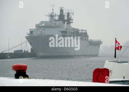 Le navire de débarquement britannique 'rempart' est situé à le port maritime de Kiel, Allemagne, 10 février 2012. La 176e mètre de long navire amiral de la Royal Navy britannique débarque à Kiel, en raison de la banquise dans le port de Hambourg. 325 membres d'équipage du navire l'intention de faire des exercices militaires à la mer Baltique. Photo : Carsten Rehder Banque D'Images