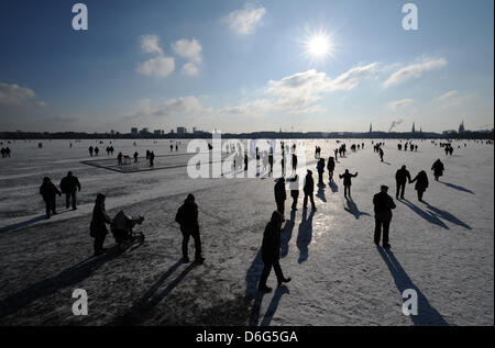 Les gens se promener à l'Alster extérieur congelé à Hambourg, Allemagne, 10 février 2012. Plus d'un million de visiteurs sont attendus à la Folk Fest de Alstereisvergnügen' sur la fin de semaine. Photo : Christian Charisius Banque D'Images