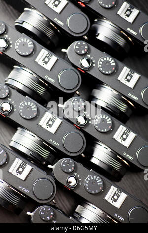 (Afp) - Un fichier photo datée du 26 août 2011 affiche les caméras nouvellement produits du modèle Leica X1 au siège de Leica Camera dans Burgsolms, Allemagne. La société Leica AG présente ses résultats financiers le 10 février 2012. Photo : Frank Rumpenhorst Banque D'Images