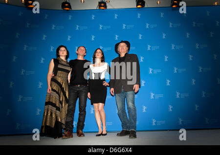 L'actrice Vanessa Glodjo bosniaque, serbe bosniaque Goran Kostic, acteur actrice bosniaque Zana Marjanovic et serbe né-Rade Serbedzija posent au photocall pour le film "Au Pays Du sang et du miel" au cours de la 62e édition du Festival International du Film de Berlin, à Berlin, Allemagne, 11 février 2012. Le film est présenté dans la section Berlinale Special à la 62e Berlinale allant de 09 t Banque D'Images