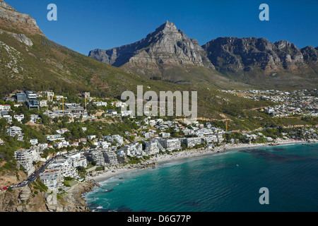 Appartements de luxe, Clifton Beach, et Table Mountain, Cape Town, Afrique du Sud - vue aérienne Banque D'Images