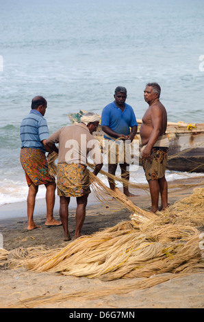 Des pêcheurs sur la plage de Varkala Kerala Inde Banque D'Images