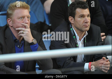 Anciens joueurs de tennis allemand Boris Becker (L) et Carl-Uwe Steeb s'asseoir dans les tribunes pendant le match de tennis Coupe Davis l'Allemagne contre l'Argentine à Stechert Arena de Bamberg, Allemagne, 12 février 2012. Du 10 au 12 février, le premier tour de Coupe Davis correspond à l'Allemagne contre l'Argentine sera joué à Bamberg. Photo : David Ebener Banque D'Images