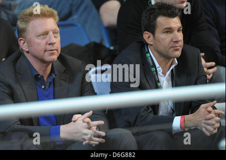 Anciens joueurs de tennis allemand Boris Becker (L) et Carl-Uwe Steeb s'asseoir dans les tribunes pendant le match de tennis Coupe Davis l'Allemagne contre l'Argentine à Stechert Arena de Bamberg, Allemagne, 12 février 2012. Du 10 au 12 février, le premier tour de Coupe Davis correspond à l'Allemagne contre l'Argentine sera joué à Bamberg. Photo : David Ebener Banque D'Images