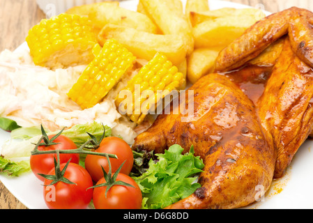 Un poulet Piri-Piri avec frites et salade, le maïs doux - dîner typique portugaise Banque D'Images