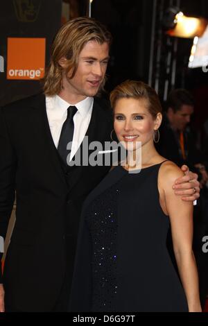 L'acteur Chris Hemsworth et sa femme, modèle Elsa Pataky, assister à la British Academy Film Awards au Royal Opera House de Londres, Grande-Bretagne, le 12 février 2012. Photo : Hubert Boesl Banque D'Images