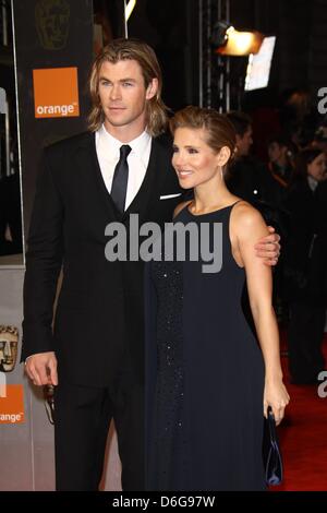 L'acteur Chris Hemsworth et sa femme, modèle Elsa Pataky, assister à la British Academy Film Awards au Royal Opera House de Londres, Grande-Bretagne, le 12 février 2012. Photo : Hubert Boesl Banque D'Images