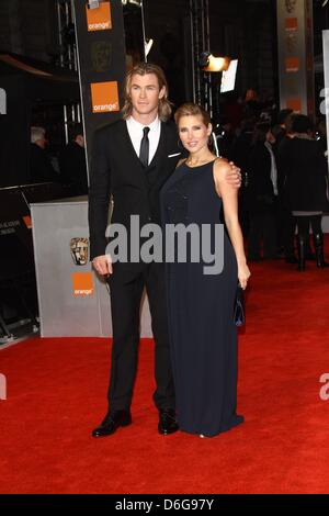 L'acteur Chris Hemsworth et sa femme, modèle Elsa Pataky, assister à la British Academy Film Awards au Royal Opera House de Londres, Grande-Bretagne, le 12 février 2012. Photo : Hubert Boesl Banque D'Images