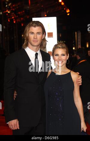 L'acteur Chris Hemsworth et sa femme, modèle Elsa Pataky, assister à la British Academy Film Awards au Royal Opera House de Londres, Grande-Bretagne, le 12 février 2012. Photo : Hubert Boesl Banque D'Images