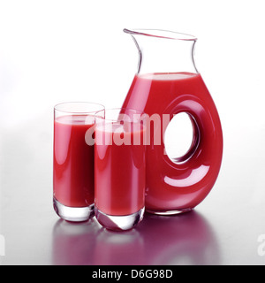 Pichet de jus de tomate et deux verres plein Banque D'Images