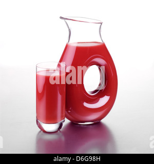 Pichet de jus de tomate et un verre plein Banque D'Images