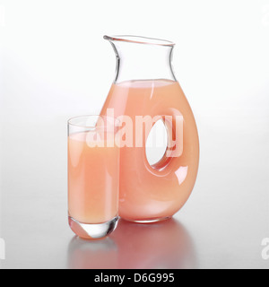 Pichet de jus de pamplemousse avec un plein verre Banque D'Images