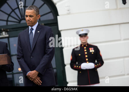 La Maison Blanche, le Washington. DC, USA. Le 17 avril 2013. Le président des États-Unis Barack Obama marque une pause avant de livrer la parole durant une cérémonie de bienvenue le guerrier blessé soldat du projet jusqu'à la Maison Blanche à l'occasion de la septième soldat ride, le mercredi 17 avril 2013, sur la pelouse Sud de la Maison Blanche à Washington. Crédit : .a appelé l'Angerer / Pool CNPDPA via/Alamy Live News Banque D'Images