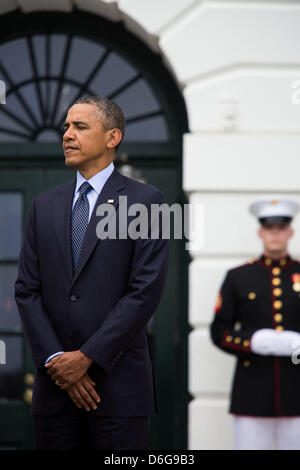 La Maison Blanche, le Washington. DC, USA. Le 17 avril 2013. Le président des États-Unis Barack Obama marque une pause avant de livrer la parole durant une cérémonie de bienvenue le guerrier blessé soldat du projet jusqu'à la Maison Blanche à l'occasion de la septième soldat ride, le mercredi 17 avril 2013, sur la pelouse Sud de la Maison Blanche à Washington. Crédit : .a appelé l'Angerer / Pool CNPDPA via/Alamy Live News Banque D'Images