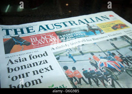 Adélaïde, Australie. 18 avril 2013. . Les imposantes funérailles de la Baronne Thatcher est couvert sur la première page du journal The national australien. Credit : Amer Ghazzal /Alamy Live News Banque D'Images