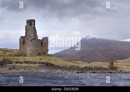 Château Ardvreck sur Loch Assynt avec l'Quinag derrière, Sutherland, Highlands écossais. Banque D'Images