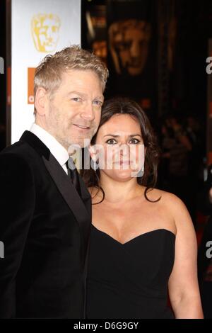 Kenneth Branagh acteur et sa femme Lindsay Brunnock assister à la British Academy Film Awards au Royal Opera House de Londres, Grande-Bretagne, le 12 février 2012. Photo : Hubert Boesl Banque D'Images