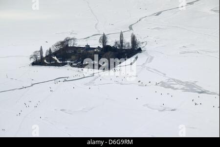 Beaucoup de gens passent leur temps à la frozen Steinhuder Meer (lac) près de Hanovre, Allemagne, 11 février 2012. La photo montre l'île Wilhelmstein, où les gens se dirigea vers sur la glace ou la glace patiné à. Photo : Stefan Rampfel Banque D'Images