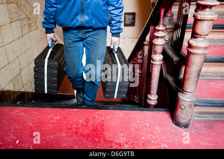 Fournisseur de charbon et de chauffage moyenne, Sascha Diesner, briquettes de charbon brun apporte à un client à Berlin, Allemagne, 09 février 2012. Il faut en général une semaine pour livrer le charbon et d'autres matériaux. En cas d'urgence, la société Hans Engelke Energie fournit à l'intérieur d'une journée. Photo : Robert Schlesinger Banque D'Images