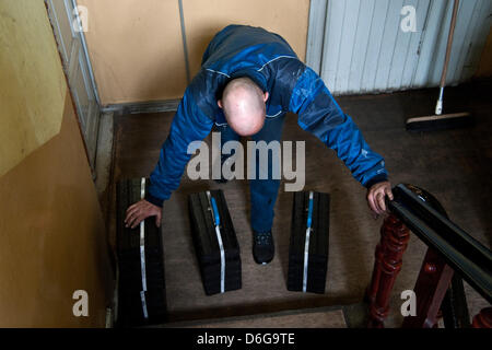 Fournisseur de charbon et de chauffage moyenne, Sascha Diesner, briquettes de charbon brun apporte à un client et a besoin d'une pause sur le chemin de Berlin, Allemagne, 09 février 2012. Il faut en général une semaine pour livrer le charbon et d'autres matériaux. En cas d'urgence, la société Hans Engelke Energie fournit à l'intérieur d'une journée. Photo : Robert Schlesinger Banque D'Images