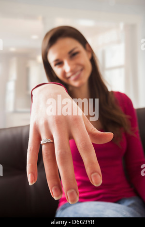 Caucasian woman displaying engagement ring Banque D'Images
