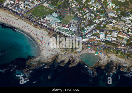 Plage et bassin de marée, Camps Bay, Cape Town, Afrique du Sud - vue aérienne Banque D'Images