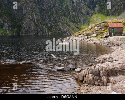 La vanne du réservoir et Dulyn house, dans le Carneddau montagnes de Snowdonia. Banque D'Images