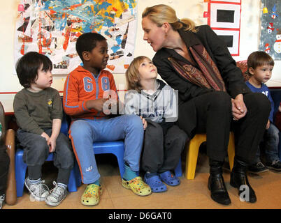 Bettina Wulff, épouse du Président allemand Christian Wulff, visite le Palazzo Leopardi nursery school à Rome, Italie, 13 février 2012. Wulff et son épouse Bettina sont sur une visite de trois jours en Italie. Photo : WOLFGANG KUMM Banque D'Images