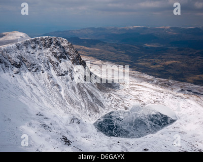 Vue de l'Penygadair congelés dans un Cyfrwy à Gader y Llyn - Hiver sur Cadair Idris, Snowdonia. Banque D'Images