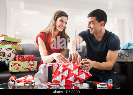 Couple Christmas in living room Banque D'Images