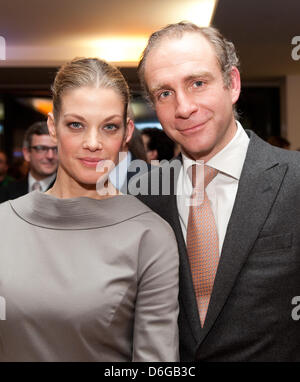 L'actrice Marie Baeumer et mari assister à l'ambassade de France pendant le 62e Festival International du Film de Berlin, à Berlin, Allemagne, 13 février 2012. Photo : Jörg Carstensen dpa Banque D'Images