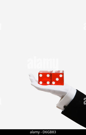 Magicien caucasienne holding red dice Banque D'Images