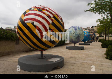 Jérusalem, Israël. 18 avril 2013. Dix-huit Cool Globes, chacun pesant une tonne, sur l'affichage à l'Alrov-Mamilla Esplanade près de la porte de Jaffa, visent à accroître la sensibilisation au changement climatique et à l'appel à l'action. Jérusalem, Israël. 18-Avril-2013. Cool Globes : Hot Ideas pour une planète est une exposition d'art public visant à mieux faire connaître les solutions au changement climatique. Cool Globes a été lancée en 2005 et constituée en organisme sans but lucratif en 2006. Cool Globes créée à Chicago en 2007.Crédit : Alon Nir/Alamy Live News Banque D'Images