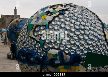 Jérusalem, Israël. 18 avril 2013. Dix-huit Cool Globes, chacun pesant une tonne, sur l'affichage à l'Alrov-Mamilla Esplanade près de la porte de Jaffa et au-dessous de la Citadelle du roi David, visent à accroître la sensibilisation au changement climatique et à l'appel à l'action. Jérusalem, Israël. 18-Avril-2013. Cool Globes : Hot Ideas pour une planète est une exposition d'art public visant à mieux faire connaître les solutions au changement climatique. Cool Globes a été lancée en 2005 et constituée en organisme sans but lucratif en 2006. Cool Globes créée à Chicago en 2007.Crédit : Alon Nir/Alamy Live News Banque D'Images