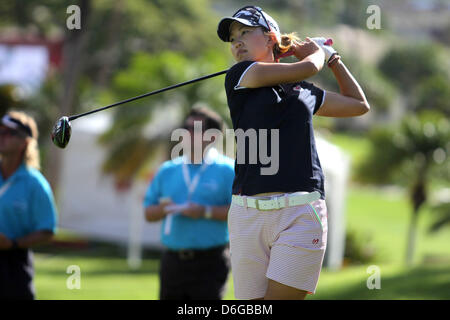 Le 17 avril 2013 - Kapolei, HI, USA - 17 Avril 2013 : Momoko Ueda tees off au premier tour de la 2013 Championnat Lotte présenté par J Golf au Ko Olina Golf Club. Banque D'Images