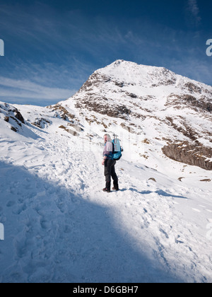 Snowdon dans des conditions hivernales - a femelle hill walker monte les Pyg suivre sous le pic de Crib Goch Banque D'Images