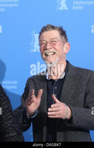 L'acteur britannique John Hurt assiste à la photo d'appel 'Jayne Mansfield's Car" au cours de la 62e Festival International du Film de Berlin, Berlinale, à l'hôtel Hyatt à Berlin, Allemagne, le 13 février 2012. Photo : Hubert Boesl Banque D'Images