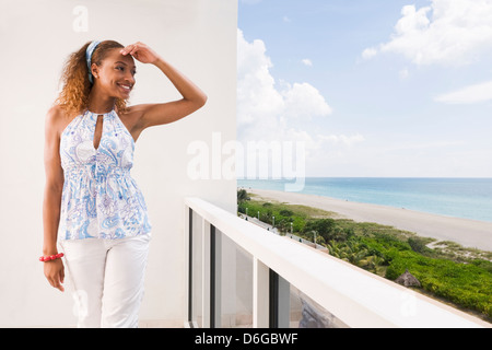 Mixed Race woman surplombant la plage Banque D'Images