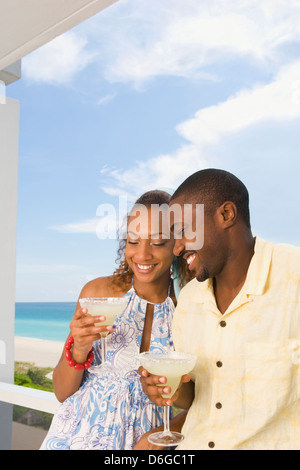 Couple having drinks sur balcon Banque D'Images