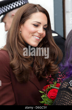 Catherine duchesse de Cambridge arrive au bar au bord de Liverpool, Grande Bretagne, 14 février 2011. Le bar sans alcool et l'entreprise sociale courir pour aider les personnes qui se remettent de l'alcoolisme et la toxicomanie. La Duchesse de bienfaisance visites autour de la ville de Liverpool. Photo : Albert Nieboer Pays-bas OUT Banque D'Images