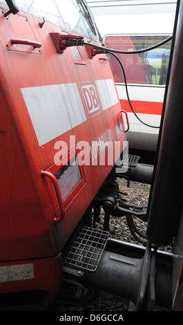 Une locomotive avec deux petits marchepieds se trouve dans la gare centrale de Hanovre, Allemagne, 14 février 2012. Un homme de 26 ans néerlandais rode sur un lit dans le train de nuit de Berlin à Amsterdam avec des vitesses de 200 km/h, parce qu'il n'avait pas l'argent pour un billet. Photo : Julian Stratenschulte Banque D'Images