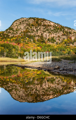 La montagne de ruche reflète dans salt pond à plage de sable fin, l'Acadie NP, Maine, ME, USA Banque D'Images