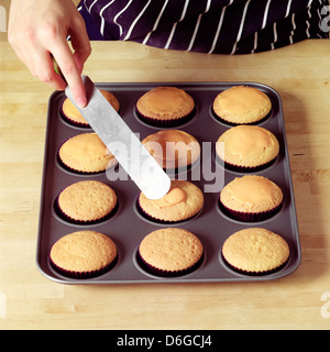 Faire glacer les Cupcakes Halloween - cupcakes - étape shot Banque D'Images