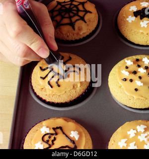 Faire de l'Halloween Cupcakes - décorer les cupcakes - étape shot Banque D'Images