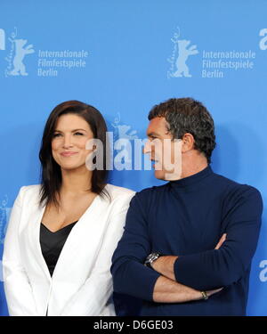 L'actrice Gina Carano nous arrive avec l'acteur espagnol Antonio Banderas pour le photocall du film 'Haywire' au cours de la 62e édition du Festival International du Film de Berlin, à Berlin, Allemagne, 15 février 2012. Le film est présenté dans la section Concours Projection spéciale à la 62e Berlinale allant du 09 au 19 février. Photo : Britta Pedersen Banque D'Images