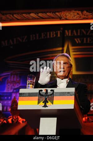 Juergen Dietz fonctionne comme 'Bundestag herald' au cours de la répétition générale de la réunion carnaval télévision 'Mainz bleibt Mayence, wie es singt und lacht" au palais électoral à Mainz, Allemagne, 15 février 2012. L'émission de télévision par broadcster ZDF sera diffusé le 17 février 2012. Photo : EMILY WABITSCH Banque D'Images