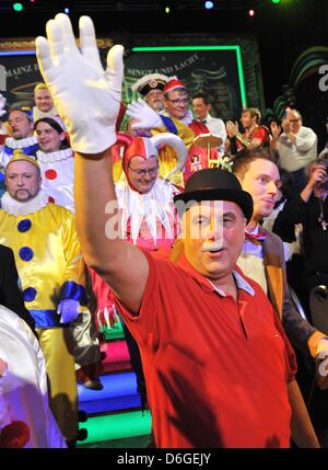 Hans-Joachim Greb fonctionne comme 'Hoppes' pendant la répétition générale de la réunion carnaval télévision 'Mainz bleibt Mayence, wie es singt und lacht" au palais électoral à Mainz, Allemagne, 15 février 2012. L'émission de télévision par broadcster ZDF sera diffusé le 17 février 2012. Photo : EMILY WABITSCH Banque D'Images