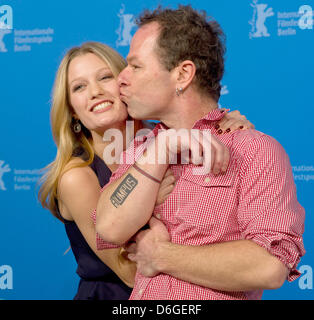 Réalisateur Stephen Elliott (r) et l'actrice Ashley Hinshaw posent à un photocall pour le film 'Cherry' lors de la 62e édition du Festival International du Film de Berlin, à Berlin, Allemagne, 16 février 2012. Le film est présenté dans la section 'Panorama' spécial à la 62e Berlinale allant du 09 au 19 février. Photo : Tim Brakemeier dpa/lbn  + + +(c) afp - Bildfunk + + + Banque D'Images