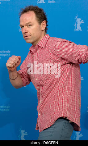 Réalisateur Stephen Elliott pose à un photocall pour le film 'Cherry' lors de la 62e édition du Festival International du Film de Berlin, à Berlin, Allemagne, 16 février 2012. Le film est présenté dans la section 'Panorama' spécial à la 62e Berlinale allant du 09 au 19 février. Photo : Tim Brakemeier dpa/lbn Banque D'Images